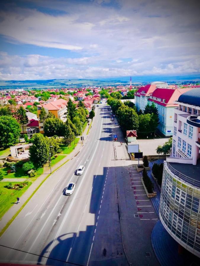 Midsummer Boulevard Apartment Alba Iulia Bagian luar foto